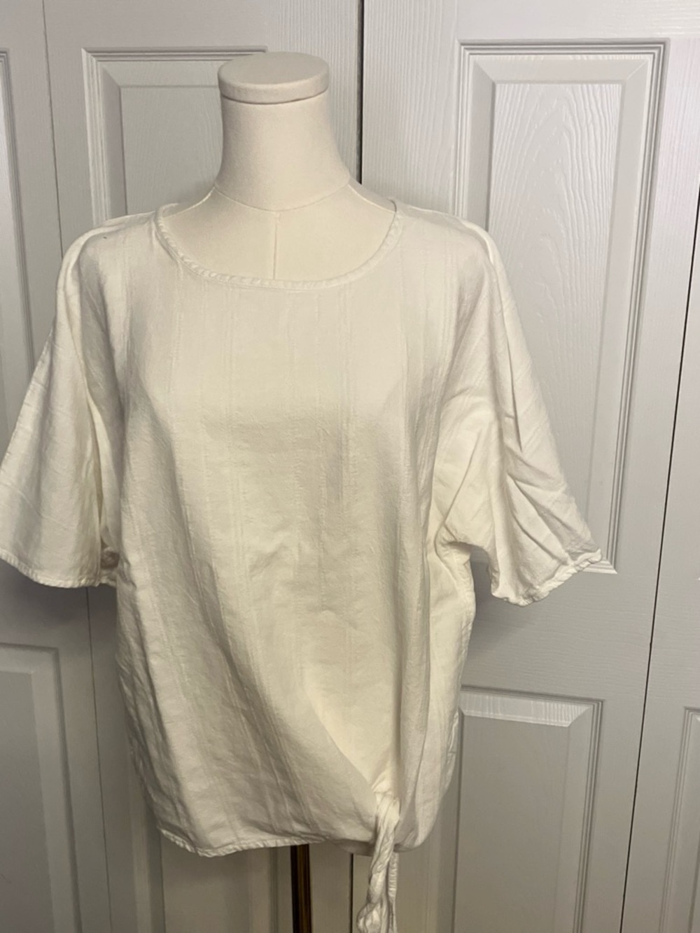 Time and Tru Cream Short Sleeve Tie-Hem Top